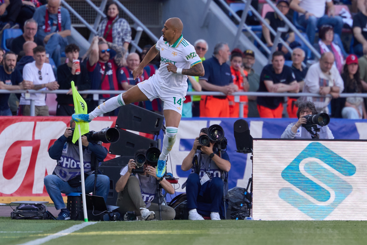 BOLOGNA, ITALY - APRIL 25: Donyell Malen of AS Roma celebrates after scoring the opening goal during the Serie A match between Bologna FC 1909 and AS Roma at Renato Dall'Ara Stadium on April 25, 2026 in Bologna, Italy. (Photo by Emmanuele Ciancaglini/Getty Images)