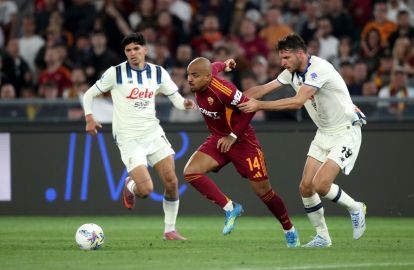 ROME, ITALY - APRIL 18: Donyell Malen of AS Roma is challenged by Berat Djimsiti of Atalanta during the Serie A match between AS Roma and Atalanta BC at Stadio Olimpico on April 18, 2026 in Rome, Italy. (Photo by Paolo Bruno/Getty Images)