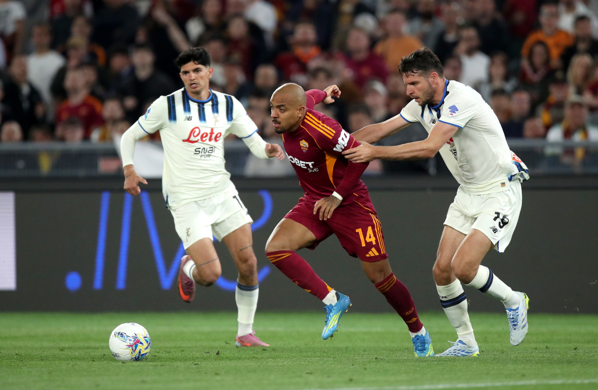 ROME, ITALY - APRIL 18: Donyell Malen of AS Roma is challenged by Berat Djimsiti of Atalanta during the Serie A match between AS Roma and Atalanta BC at Stadio Olimpico on April 18, 2026 in Rome, Italy. (Photo by Paolo Bruno/Getty Images)
