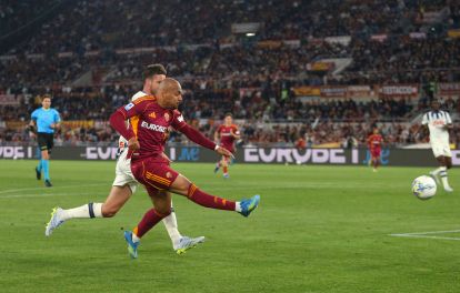 ROME, ITALY - APRIL 18: Donyell Malen of AS Roma shoots during the Serie A match between AS Roma and Atalanta BC at Stadio Olimpico on April 18, 2026 in Rome, Italy. (Photo by Paolo Bruno/Getty Images)