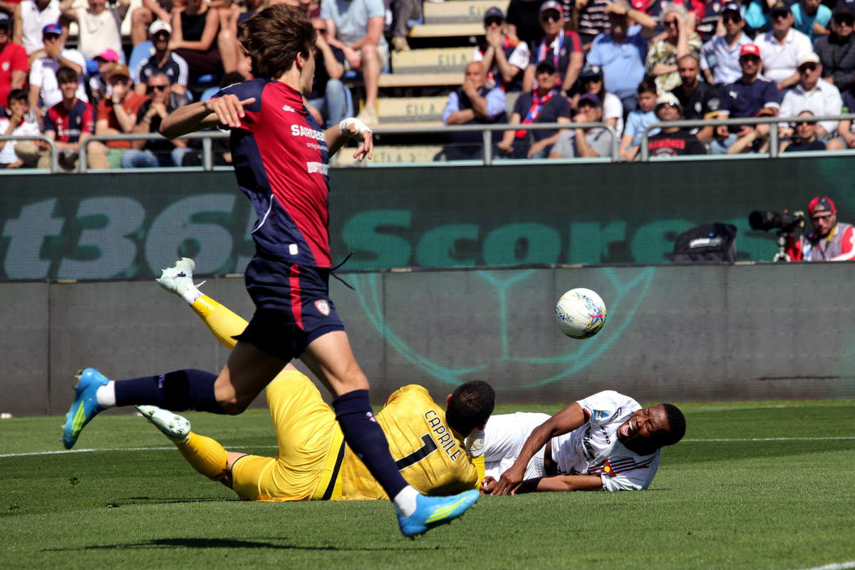 CAGLIARI, ITALY - APRIL 11: Contrast with Elia Caprile of Cagliari and David Okereke of Cremonese during the Serie A match between Cagliari Calcio and US Cremonese at Stadio Sant'Elia on April 11, 2026 in Cagliari, Italy. (Photo by Enrico Locci/Getty Images)