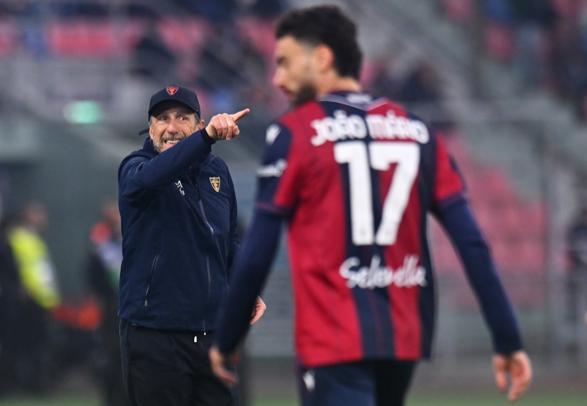 BOLOGNA, ITALY - APRIL 12: Eusebio Di Francesco, Head Coach of US Lecce, gestures to his players during the Serie A match between Bologna FC 1909 and US Lecce at Renato Dall'Ara Stadium on April 12, 2026 in Bologna, Italy. (Photo by Alessandro Sabattini/Getty Images)