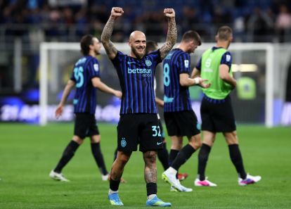 MILAN, ITALY - APRIL 05: Federico Dimarco of FC Internazionale Milano acknowledges the fans following victory in the Serie A match between FC Internazionale and AS Roma at Giuseppe Meazza Stadium on April 05, 2026 in Milan, Italy. (Photo by Marco Luzzani/Getty Images)
