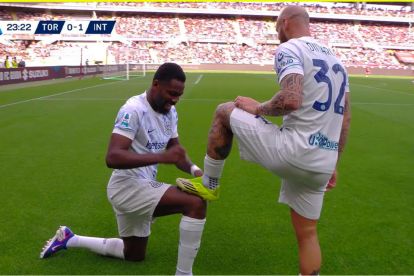 Marcus Thuram giving Federico Dimarco the shoeshine celebrating during Torino vs. Inter