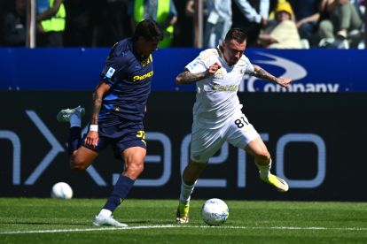 PARMA, ITALY - APRIL 25: Mariano Troilo of Parma Calcio competes for the ball with Filip Stojilkovic of Pisa SC during the Serie A match between Parma Calcio 1913 and Pisa SC at Stadio Ennio Tardini on April 25, 2026 in Parma, Italy. (Photo by Alessandro Sabattini/Getty Images)