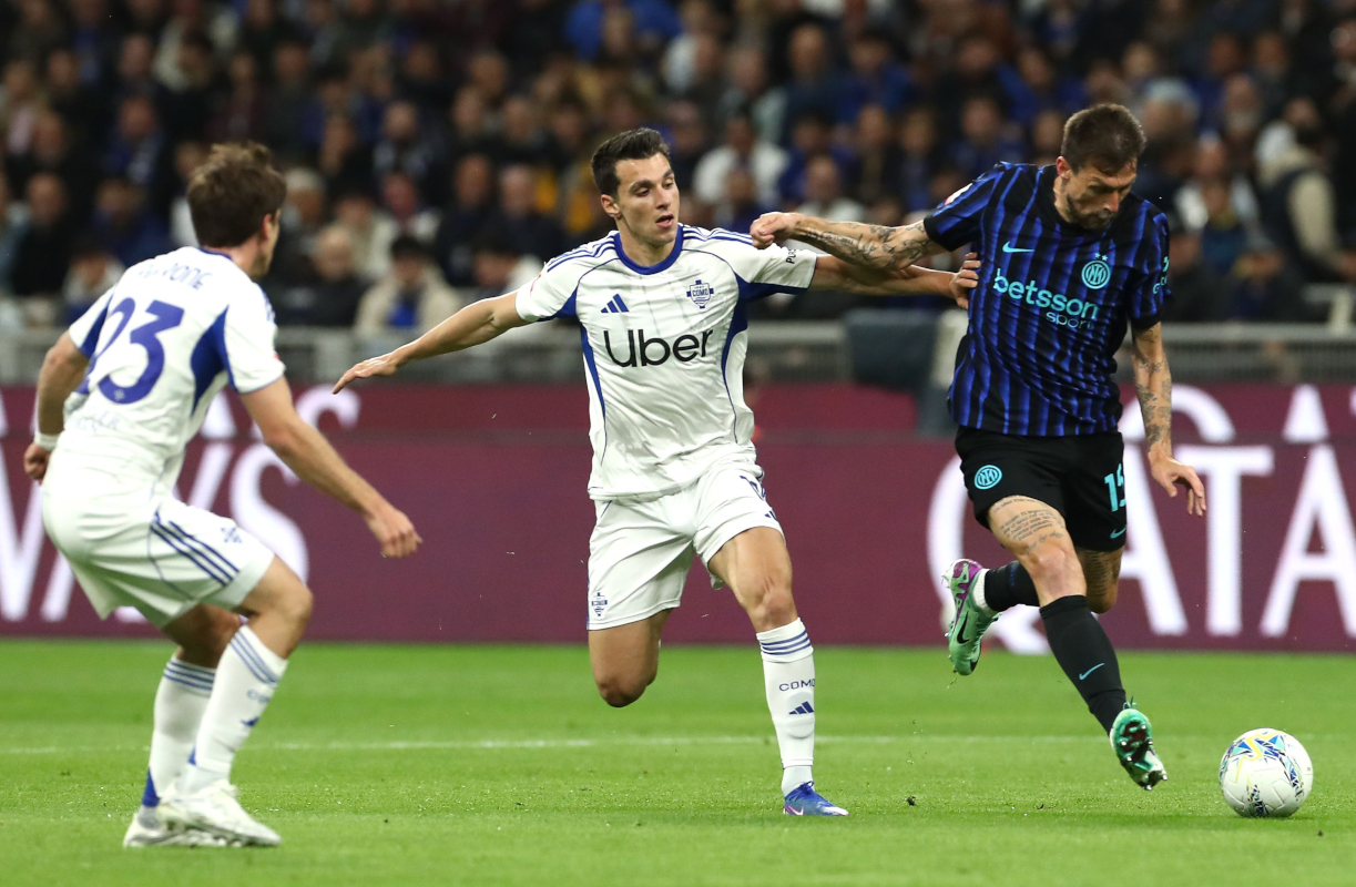 MILÃO, ITÁLIA - 21 DE ABRIL: Francesco Acerbi do FC Internazionale disputa a bola com Anastasios Duvicas do Como 1907 durante a partida da Coppa Itália entre FC Internazionale e Como 1907 em San Siro em 21 de abril de 2026 em Milão. (Foto de Marco Luzani/Getty Images)