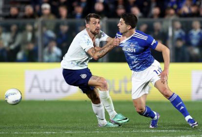 COMO, ITALY - APRIL 12: Anastasios Douvikas of Como 1907 is pulled by his shirt by Francesco Acerbi of FC Internazionale during the Serie A match between Como 1907 and FC Internazionale at Giuseppe Sinigaglia Stadium on April 12, 2026 in Como, Italy. (Photo by Marco Luzzani/Getty Images)