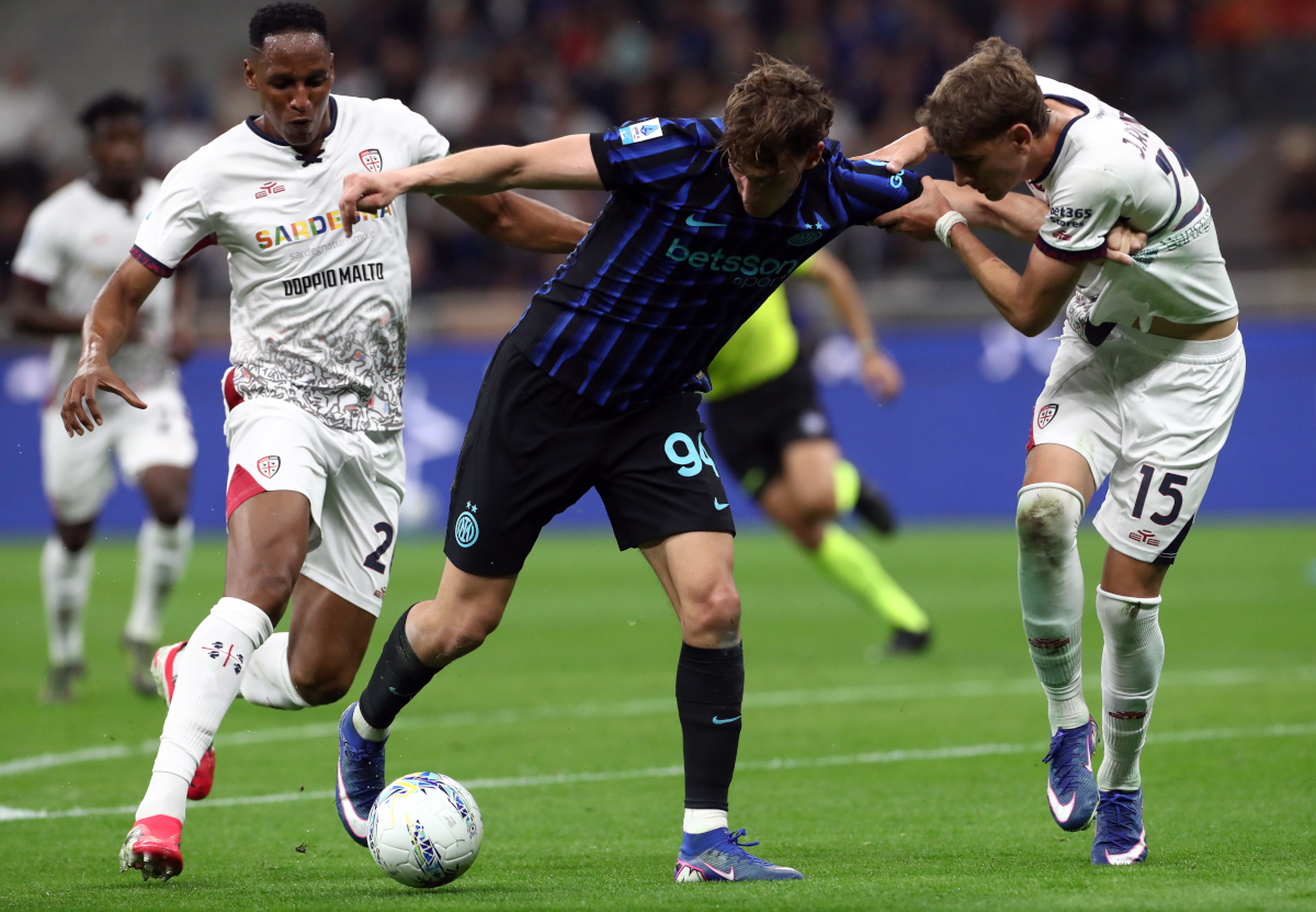 MILAN, ITALY - APRIL 17: Inter's Francesco Pio Esposito is challenged by Cagliari's Yerry Mina and Matteo Prati during the Serie A match between FC Internazionale and Cagliari Calcio at Giuseppe Meazza Stadium on April 17, 2026 in Milan, Italy. (Photo by Marco Ruzzani/Getty Images)