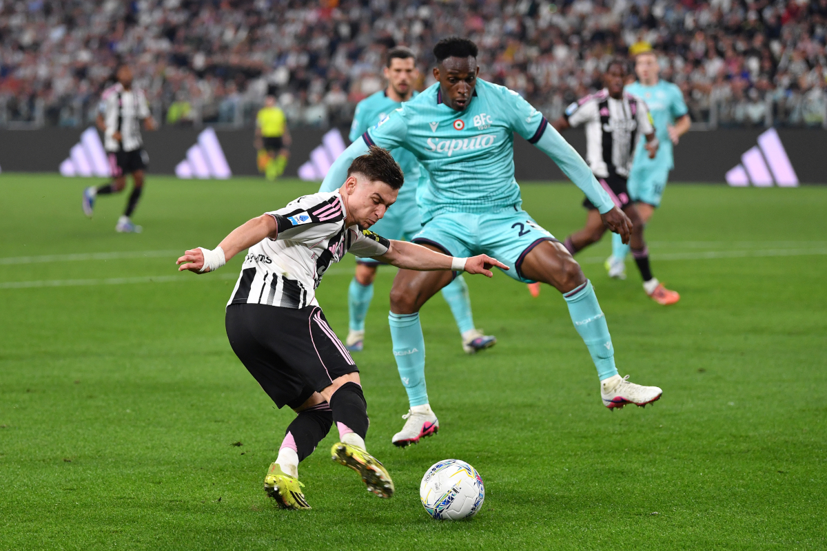 TURIN, ITALY - APRIL 19: Francisco Conceicao of Juventus shoots while under pressure from Jhon Lucumi of Bologna during the Serie A match between Juventus FC and Bologna FC 1909 at Allianz Stadium on April 19, 2026 in Turin, Italy. (Photo by Valerio Pennicino/Getty Images)