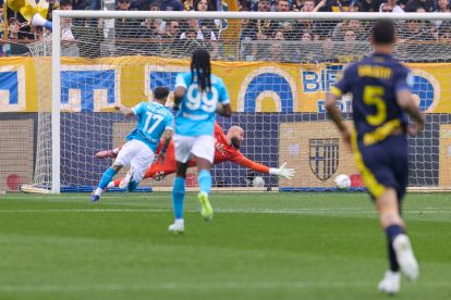 PARMA, ITALY - APRIL 12: Gabriel Strefezza of Parma Calcio scores his team's first goal during the Serie A match between Parma Calcio 1913 and SSC Napoli at Stadio Ennio Tardini on April 12, 2026 in Parma, Italy. (Photo by Emmanuele Ciancaglini/Getty Images)
