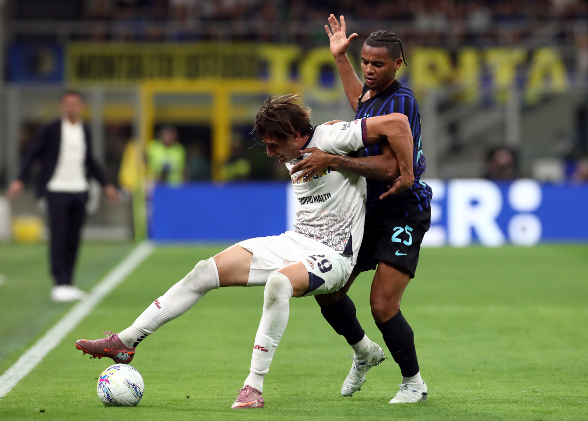 MILAN, ITALY - APRIL 17: Gennaro Borrelli of Cagliari is challenged by Manuel Akanji of Inter during the Serie A match between FC Internazionale and Cagliari Calcio at Giuseppe Meazza Stadium on April 17, 2026 in Milan, Italy. (Photo by Marco Luzzani/Getty Images)