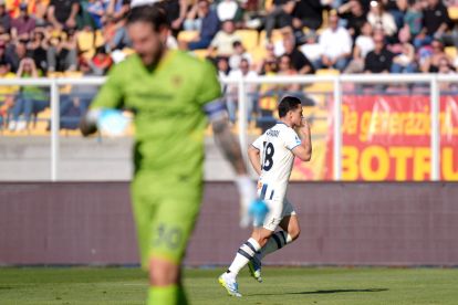 LECCE, ITALY - APRIL 06: Giacomo Raspadori of Atalanta BC celebrates after scoring his side third goal during the Serie A match between US Lecce and Atalanta BC at Stadio Via del Mare on April 06, 2026 in Lecce, Italy. (Photo by Francesco Pecoraro/Getty Images)