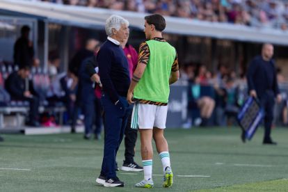BOLOGNA, ITALY - APRIL 25: Gian Piero Gasperini, Head Coach of AS Roma talks with Paulo Dybala of AS Roma during the Serie A match between Bologna FC 1909 and AS Roma at Renato Dall'Ara Stadium on April 25, 2026 in Bologna, Italy. (Photo by Emmanuele Ciancaglini/Getty Images)
