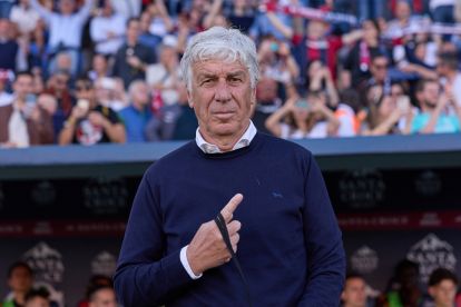 BOLOGNA, ITALY - APRIL 25: Gian Piero Gasperini, Head Coach of AS Roma looks on during the Serie A match between Bologna FC 1909 and AS Roma at Renato Dall'Ara Stadium on April 25, 2026 in Bologna, Italy. (Photo by Emmanuele Ciancaglini/Getty Images)