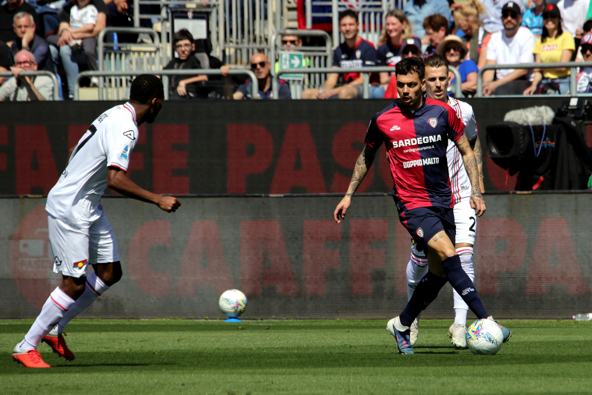 Cagliari, Itália - 11 de abril: Gianluca Gaetano de Cagliari em ação durante a partida da Série A entre Cagliari Calcio e US Cremonese no Stadio Sant'Elia em 11 de abril de 2026 em Cagliari, Itália. (Foto de Enrico Loci/Getty Images)