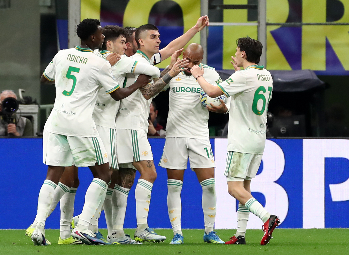 MILAN, ITALY - APRIL 05: Gianluca Mancini of AS Roma celebrates scoring his team's first goal with team mates during the Serie A match between Inter and AS Roma at Giuseppe Meazza Stadium on April 05, 2026 in Milan, Italy. (Photo by Marco Luzzani/Getty Images)