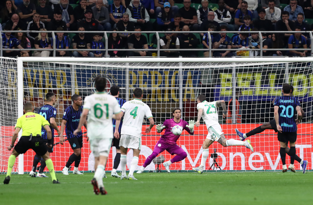 MILAN, ITALY - APRIL 05: Gianluca Mancini of AS Roma scores his team's first goal against Yann Sommer of FC Internazionale Milano during the Serie A match between Inter and AS Roma at Giuseppe Meazza Stadium on April 05, 2026 in Milan, Italy. (Photo by Marco Luzzani/Getty Images)