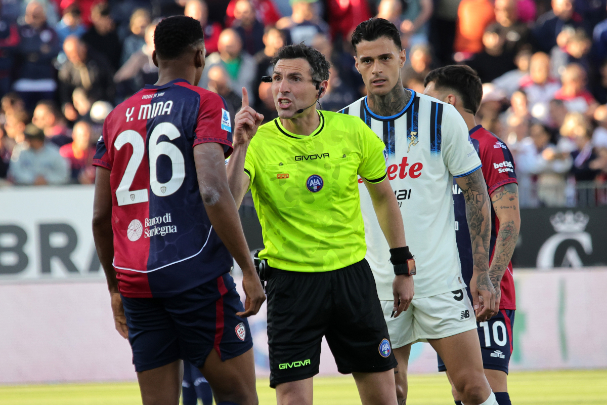 CAGLIARI, ITALY - APRIL 27: Referee Juan Luca Sacchi reacts with Yerry Mina of Cagliari during the Serie A match between Cagliari Calcio and Atalanta BC at Stadio Sant'Elia on April 27, 2026 in Cagliari, Italy. (Photo by Enrico Locci/Getty Images)