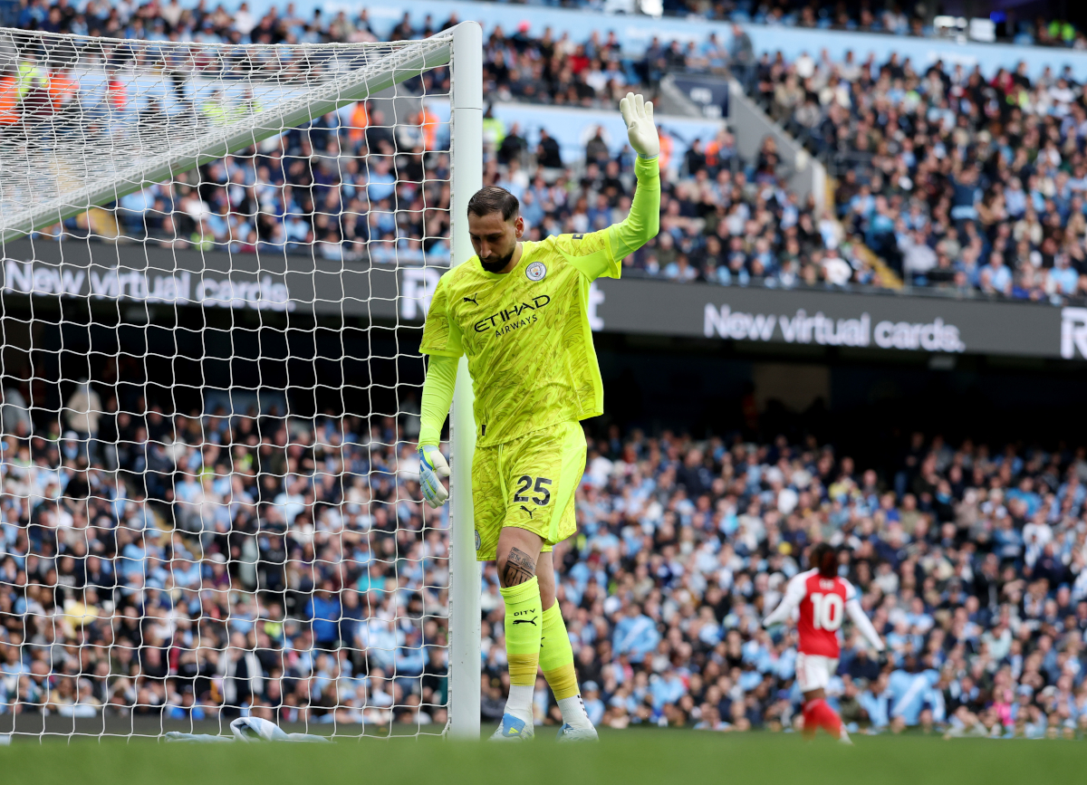 MANCHESTER, ENGLAND - APRIL 19: Gianluigi Donnarumma of Manchester City apologises after miss kicking his clearance straight to Kai Havertz of Arsenal (not pictured), who scores his team's first goal during the Premier League match between Manchester City and Arsenal at Etihad Stadium on April 19, 2026 in Manchester, England. (Photo by Michael Regan/Getty Images)