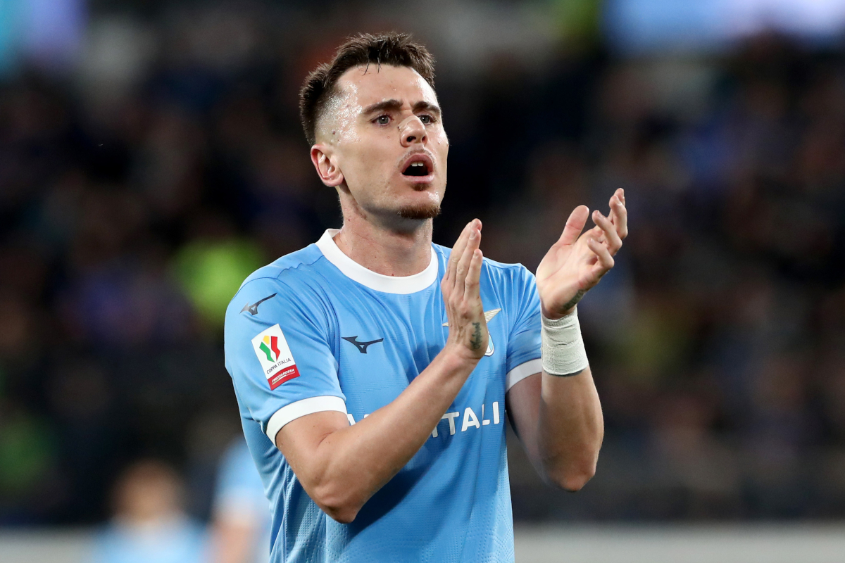 BERGAMO, ITÁLIA - 22 DE ABRIL: Patrick da Lazio aplaude durante a partida semifinal da Coppa Itália entre Atalanta BC e SS Lazio na New Balance Arena em 22 de abril de 2026 em Bergamo, Itália. (Foto de Marco Luzzani/Getty Images)