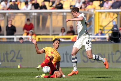 LECCE, ITALY - APRIL 06: Tiago Gabriel of US Lecce battles for possession with Giorgio Scalvini of Atalanta BC during the Serie A match between US Lecce and Atalanta BC at Stadio Via del Mare on April 06, 2026 in Lecce, Italy. (Photo by Francesco Pecoraro/Getty Images)