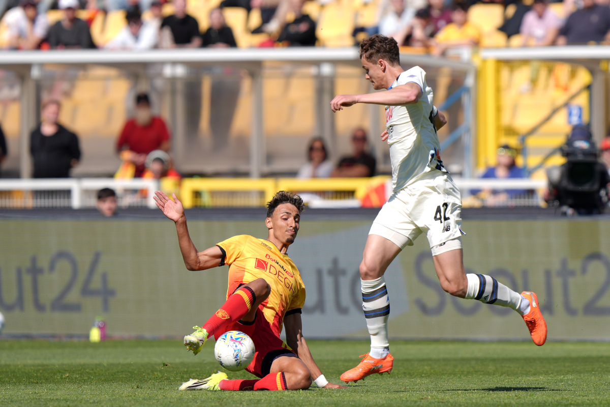 LECCE, ITALY - APRIL 06: Tiago Gabriel of US Lecce battles for possession with Giorgio Scalvini of Atalanta BC during the Serie A match between US Lecce and Atalanta BC at Stadio Via del Mare on April 06, 2026 in Lecce, Italy. (Photo by Francesco Pecoraro/Getty Images)