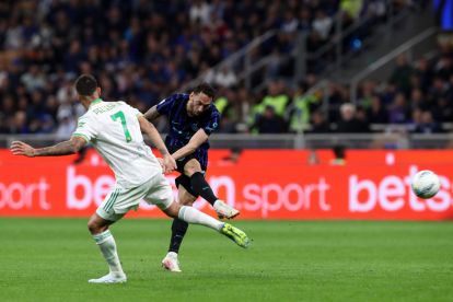 MILAN, ITALY - APRIL 05: Hakan Calhanoglu of Inter scores his team's second goal while under pressure from Lorenzo Pellegrini of AS Roma during the Serie A match between FC Internazionale and AS Roma at Giuseppe Meazza Stadium on April 05, 2026 in Milan, Italy. (Photo by Marco Luzzani/Getty Images)