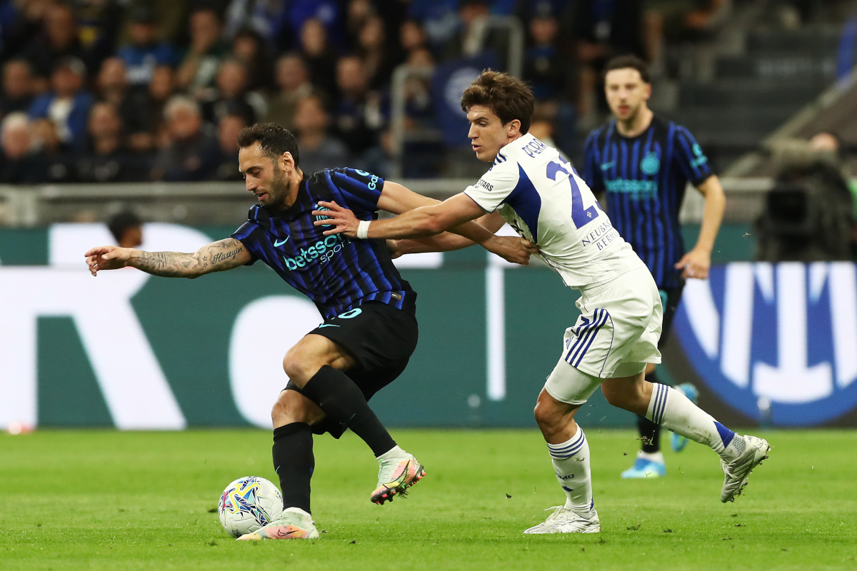 MILAN, ITALY - APRIL 21: Hakan Calhanoglu of FC Internazionale Milano runs with the ball while under pressure from Maximo Perrone of Como 1907 during the Coppa Italia Semi-Final match between FC Internazionale and Como at San Siro on April 21, 2026 in Milan, Italy. (Photo by Marco Luzzani/Getty Images)