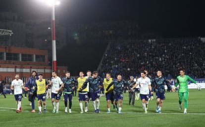 COMO, ITALY - APRIL 12: FC Internazionale players celebrate the victory at the end of the Serie A match between Como 1907 and FC Internazionale at Giuseppe Sinigaglia Stadium on April 12, 2026 in Como, Italy. (Photo by Marco Luzzani/Getty Images)
