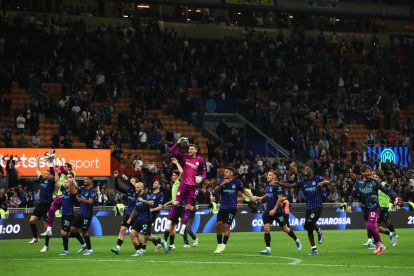 MILAN, ITALY - APRIL 17: FC Internazionale Milano players celebrate at full time during the Serie A match between FC Internazionale and Cagliari Calcio at Giuseppe Meazza Stadium on April 17, 2026 in Milan, Italy. (Photo by Marco Luzzani/Getty Images)