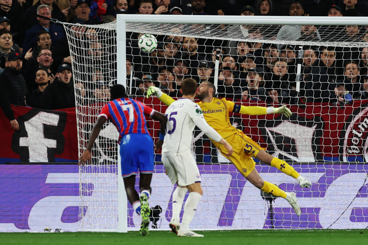 LONDON, ENGLAND - APRIL 09: David De Gea of ACF Fiorentina fails to save from Ismaila Sarr of Crystal Palace as he scores his team's third goal during the UEFA Conference League 2025/26 Quarter-Final Leg One match between Crystal Palace FC and ACF Fiorentina at Selhurst Park on April 09, 2026 in London, England. (Photo by Eddie Keogh/Getty Images)