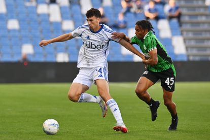 SASSUOLO, ITALY - APRIL 17: Jacobo Ramon of Como 1907 is challenged by Armand Lauriente of US Sassuolo Calcio during the Serie A match between US Sassuolo Calcio and Como 1907 at Mapei Stadium Citta del Tricolore on April 17, 2026 in Sassuolo, Italy. (Photo by Alessandro Sabattini/Getty Images)