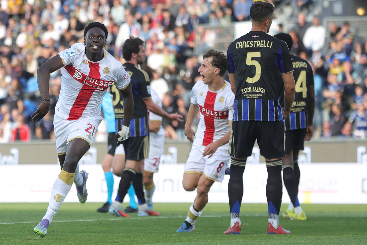 PISA, ITÁLIA - 19 DE ABRIL: Jeff Ekhatore do Genoa CFC comemora depois de marcar um gol durante a partida da Série A entre Pisa SC e Genoa CFC na Arena Garibaldi em 19 de abril de 2026 em Pisa, Itália. (Foto de Gabriel Mulanti/Getty Images)