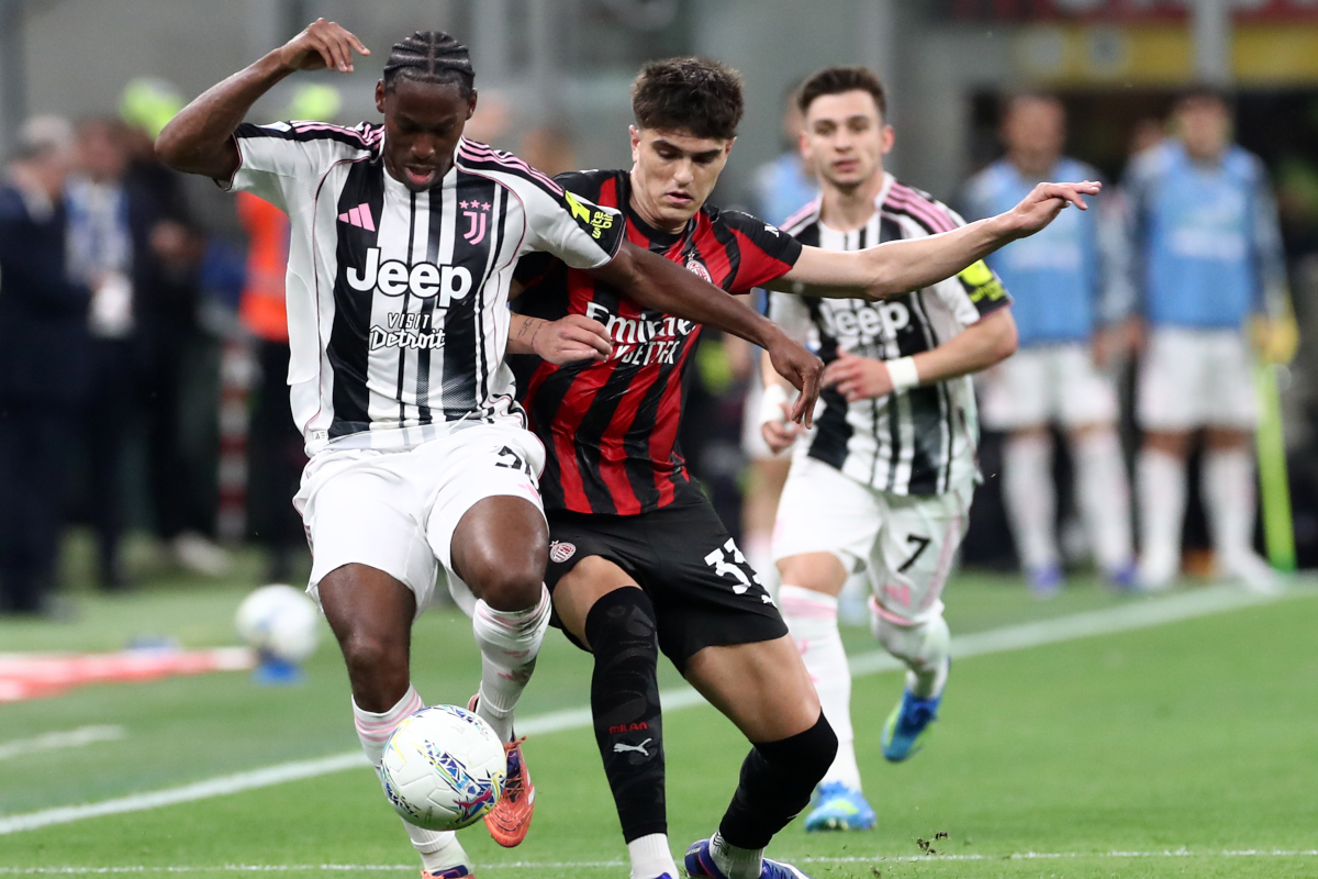 MILAN, ITALY - APRIL 26: Jonathan David of Juventus is challenged by Davide Bartesaghi of AC Milan during the Serie A match between AC Milan and Juventus FC at Giuseppe Meazza Stadium on April 26, 2026 in Milan, Italy. (Photo by Marco Luzzani/Getty Images)