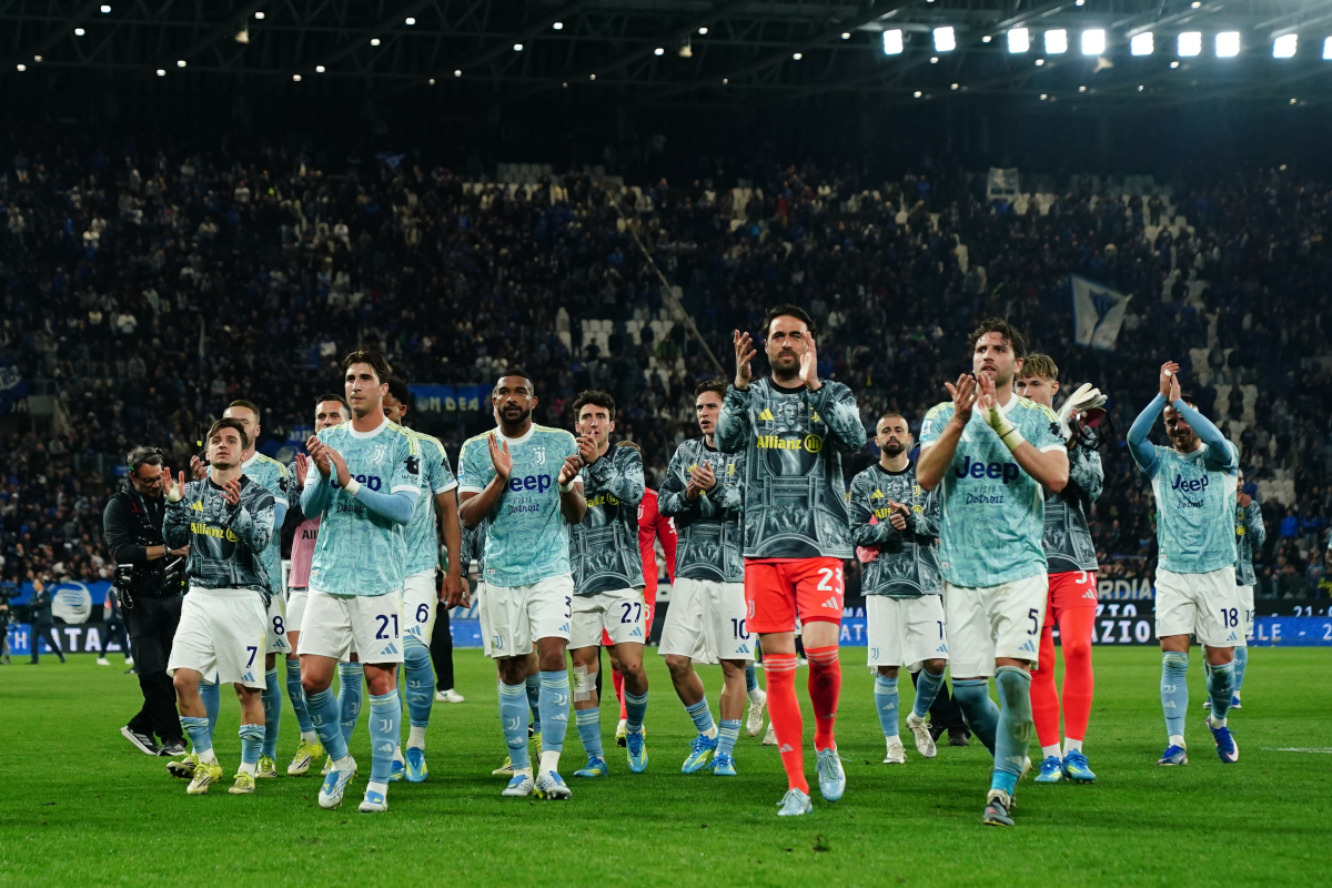BERGAMO, ITALY - APRIL 11: Juventus players applaud fans following the Serie A match between Atalanta BC and Juventus at Gewiss Stadium on April 11, 2026 in Bergamo, Italy. (Photo by Pier Marco Tacca/Getty Images)