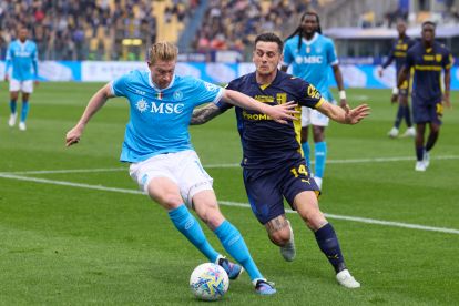 PARMA, ITALY - APRIL 12: Kevin De Bruyne of Napoli SSC competes for the ball with Emanuele Valeri of Parma Calcio during the Serie A match between Parma Calcio 1913 and SSC Napoli at Stadio Ennio Tardini on April 12, 2026 in Parma, Italy. (Photo by Emmanuele Ciancaglini/Getty Images)