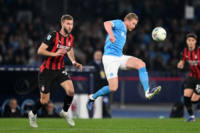 NAPLES, ITALY - APRIL 06: Kevin De Bruyne of SSC Napoli battles for possession with Strahinja Pavlovic of AC Milan during the Serie A match between SSC Napoli and AC Milan at Stadio Diego Armando Maradona on April 06, 2026 in Naples, Italy. (Photo by Francesco Pecoraro/Getty Images)