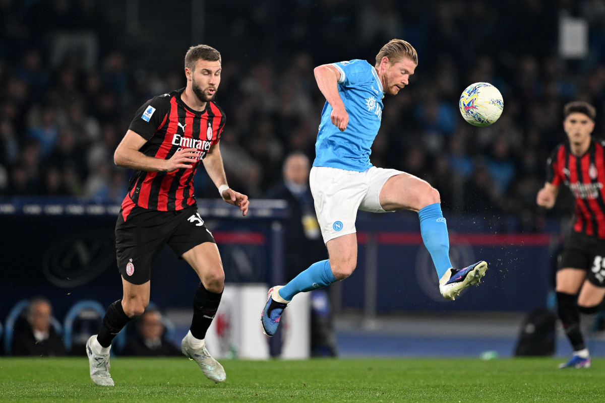 NAPLES, ITALY - APRIL 06: Kevin De Bruyne of SSC Napoli battles for possession with Strahinja Pavlovic of AC Milan during the Serie A match between SSC Napoli and AC Milan at Stadio Diego Armando Maradona on April 06, 2026 in Naples, Italy. (Photo by Francesco Pecoraro/Getty Images)