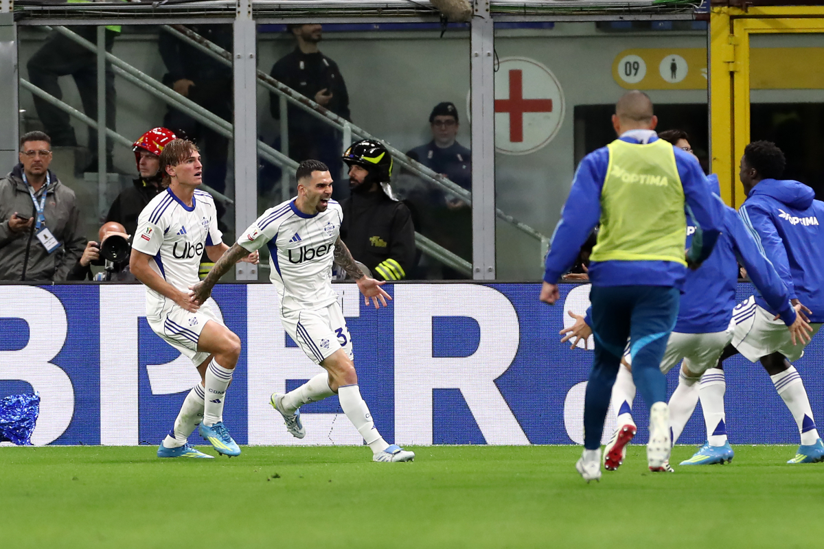 MILAN, ITALY - APRIL 21: Lucas Da Cunha of Como 1907 celebrates scoring his team's second goal with teammates during the Coppa Italia Semi-Final match between FC Internazionale and Como at San Siro on April 21, 2026 in Milan, Italy. (Photo by Marco Luzzani/Getty Images)