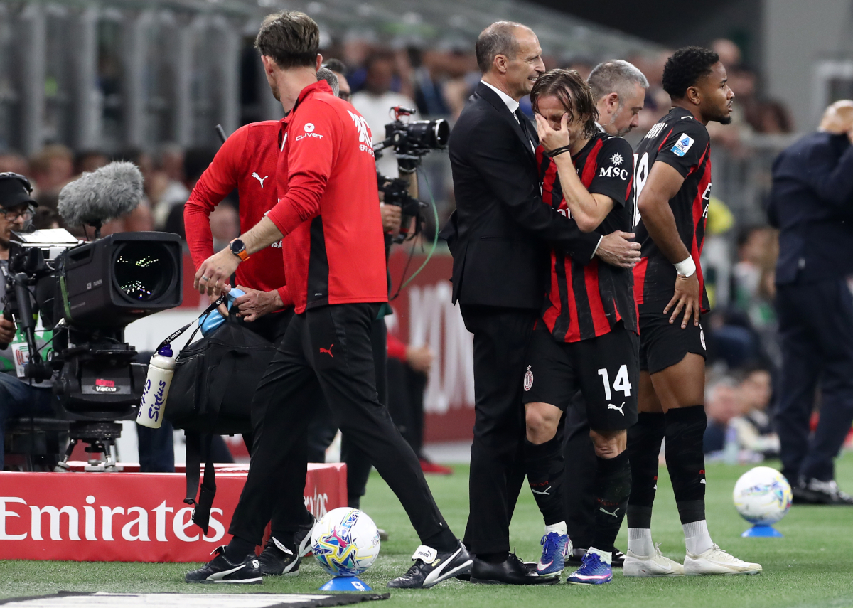 MILAN, ITALY - APRIL 26: Luka Modric of AC Milan is consoled by Massimiliano Allegri, Head Coach of AC Milan, as he is assisted off by medical staff after going down injured during the Serie A match between AC Milan and Juventus FC at Giuseppe Meazza Stadium on April 26, 2026 in Milan, Italy. (Photo by Marco Luzzani/Getty Images)