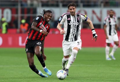 MILAN, ITALY - APRIL 26: Rafael Leao of AC Milan chases a loose ball alongside Manuel Locatelli of Juventus during the Serie A match between AC Milan and Juventus FC at Giuseppe Meazza Stadium on April 26, 2026 in Milan, Italy. (Photo by Marco Luzzani/Getty Images)