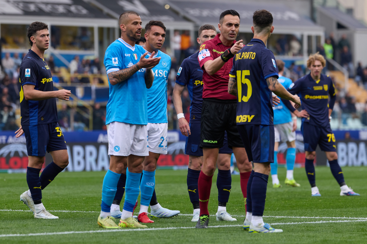 PARMA, ITALY - APRIL 12: Marco Di Bello, referee of the match talks with Enrico Delprato of Parma Calcio during the Serie A match between Parma Calcio 1913 and SSC Napoli at Stadio Ennio Tardini on April 12, 2026 in Parma, Italy. (Photo by Emmanuele Ciancaglini/Getty Images)