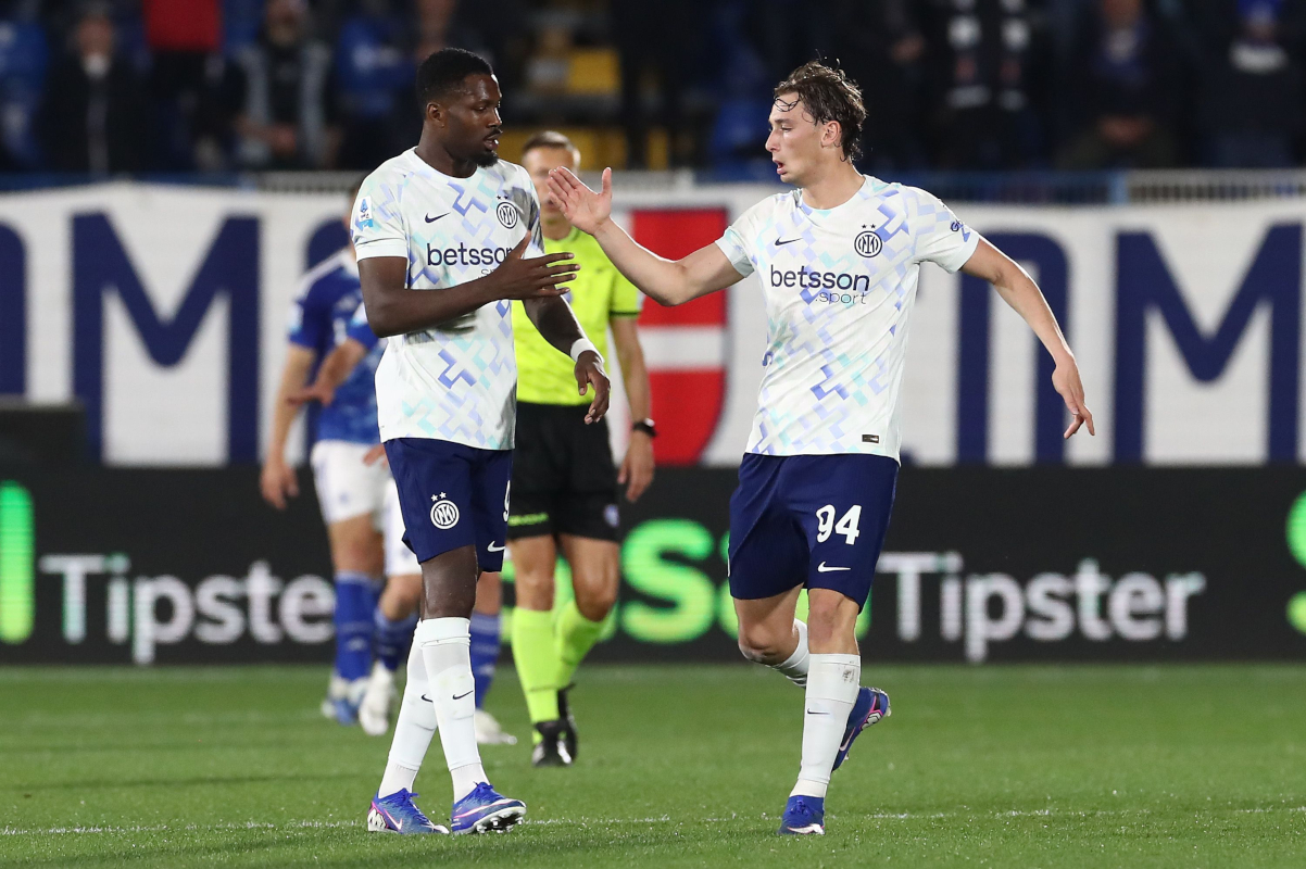 COMO, ITALY - APRIL 12: Marcus Thuram of FC Internazionale celebrates with his team-mate Francesco Pio Esposito after scoring their team's first goal during the Serie A match between Como 1907 and FC Internazionale at Giuseppe Sinigaglia Stadium on April 12, 2026 in Como, Italy. (Photo by Marco Luzzani/Getty Images)