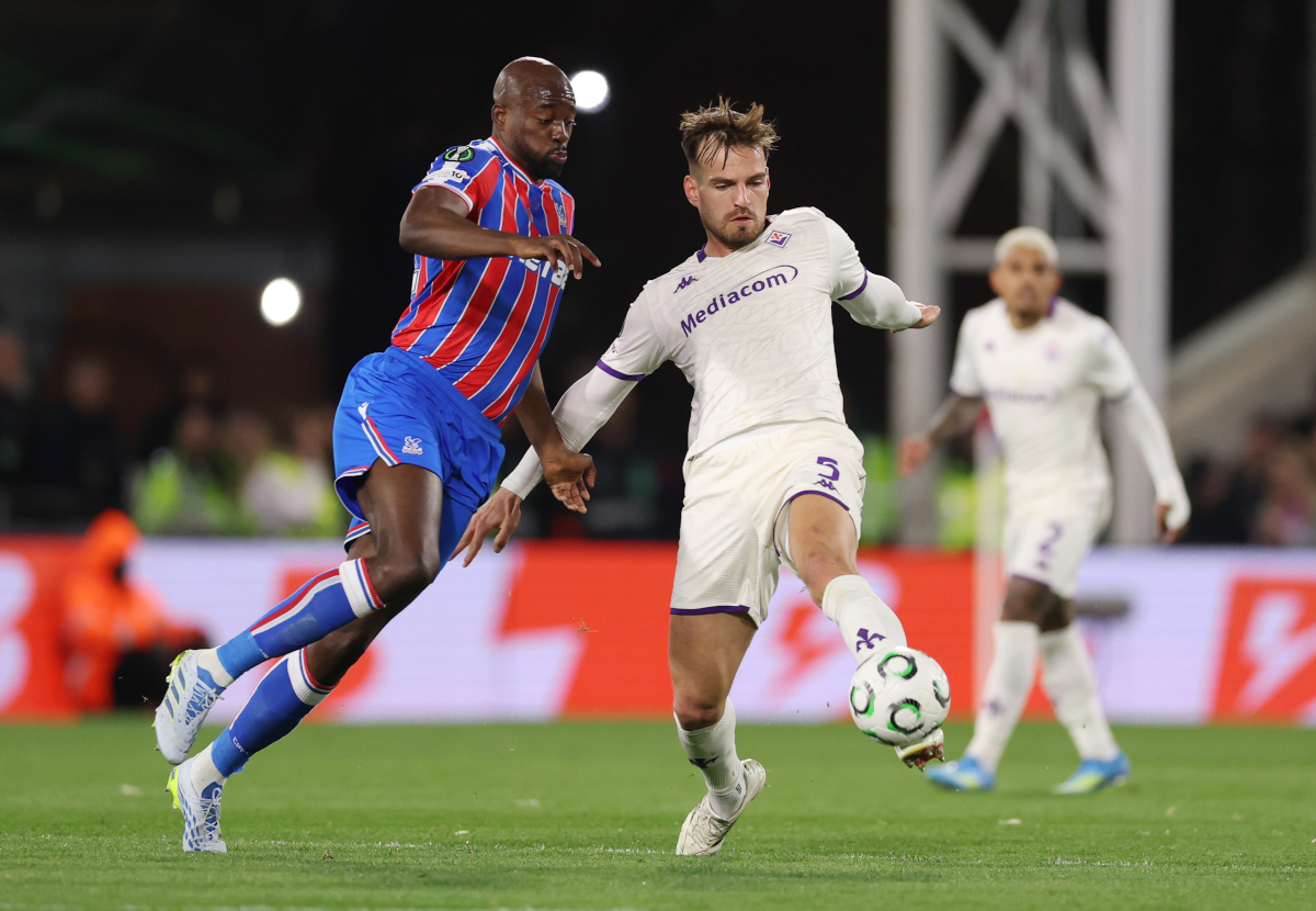 LONDON, ENGLAND - APRIL 09: Marin Pongracic of ACF Fiorentina battles for possession with Jean-Philippe Mateta of Crystal Palace during the UEFA Conference League 2025/26 Quarter-Final Leg One match between Crystal Palace FC and ACF Fiorentina at Selhurst Park on April 09, 2026 in London, England. (Photo by Ryan Pierse/Getty Images)