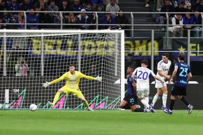MILAN, ITALY - APRIL 21: Martin Baturina of Como 1907 scores his team's first goal during the Coppa Italia Semi-Final match between FC Internazionale and Como at San Siro on April 21, 2026 in Milan, Italy. (Photo by Marco Luzzani/Getty Images)