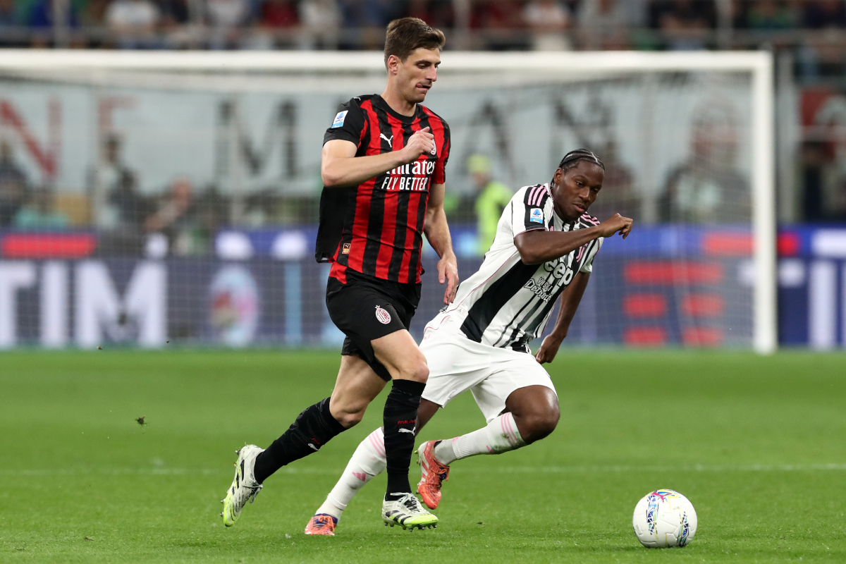 MILAN, ITALY - APRIL 26: Matteo Gabbia of AC Milan runs with the ball whilst under pressure from Jonathan David of Juventus during the Serie A match between AC Milan and Juventus FC at Giuseppe Meazza Stadium on April 26, 2026 in Milan, Italy. (Photo by Marco Luzzani/Getty Images)