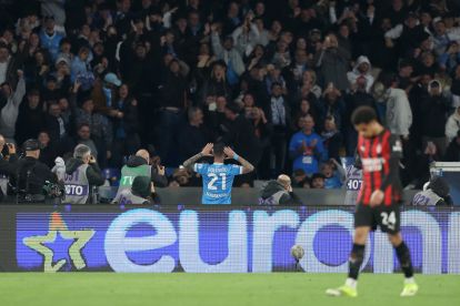 NAPLES, ITALY - APRIL 06: Matteo Politano of SSC Napoli celebrates after scoring the opening goal during the Serie A match between SSC Napoli and AC Milan at Stadio Diego Armando Maradona on April 06, 2026 in Naples, Italy. (Photo by Francesco Pecoraro/Getty Images)