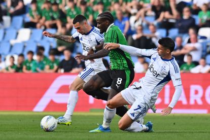 SASSUOLO, ITALY - APRIL 17: M'Bala Nzola of US Sassuolo Calcio is challenged by Alvaro Morata of Como 1907 during the Serie A match between US Sassuolo Calcio and Como 1907 at Mapei Stadium Citta del Tricolore on April 17, 2026 in Sassuolo, Italy. (Photo by Alessandro Sabattini/Getty Images)