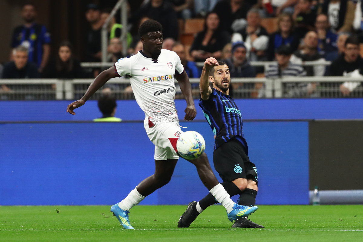 MILAN, ITALY - APRIL 17: Michel Ndary Adopo of Cagliari challenges Henrikh Mkhitaryan of FC Internazionale Milano during the Serie A match between FC Internazionale and Cagliari Calcio at Giuseppe Meazza Stadium on April 17, 2026 in Milan, Italy. (Photo by Marco Luzzani/Getty Images)