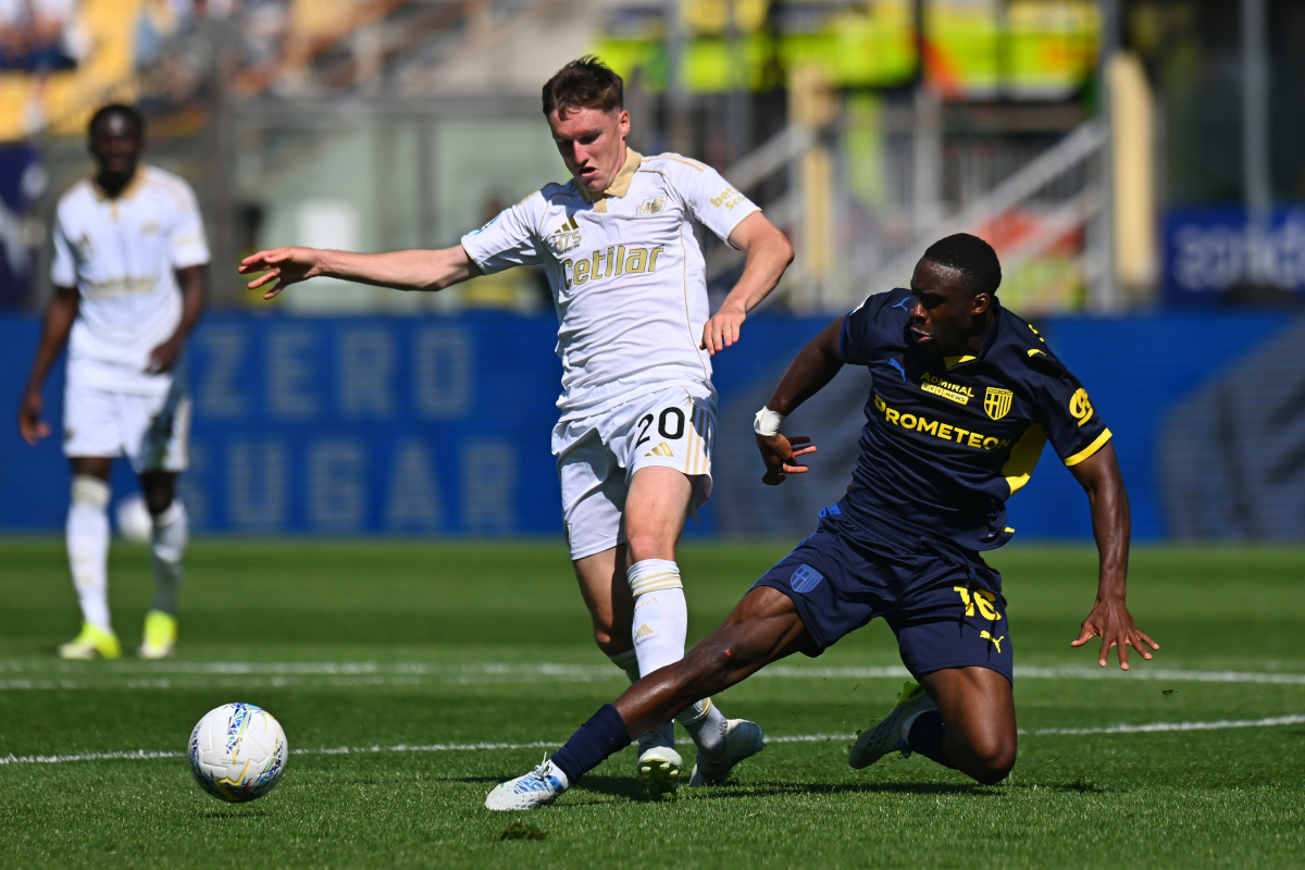 PARMA, ITÁLIA - 25 DE ABRIL: Michel Ebischer do Pisa SC disputa a bola com Mandela Keita do Parma Calcio durante a partida da Série A entre Parma Calcio 1913 e Pisa SC no Stadio Ennio Tardini em 25 de abril de 2026 em Parma, Itália. (Foto de Alessandro Sabattini/Getty Images)